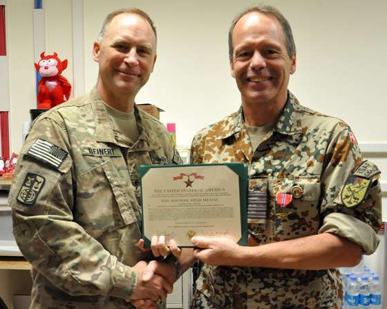 General Patrick Reinert og oberst Hans Münter med Award Certificate