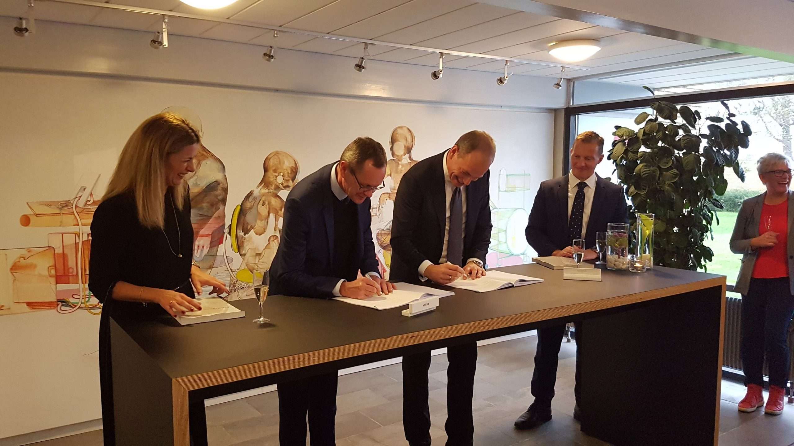 Direktør Hans J. Høyer, FES og Flemming Bendt, adm. dir. ISS Danmark sætter underskrift på den unikke partnerskabsaftale. Foto: FES