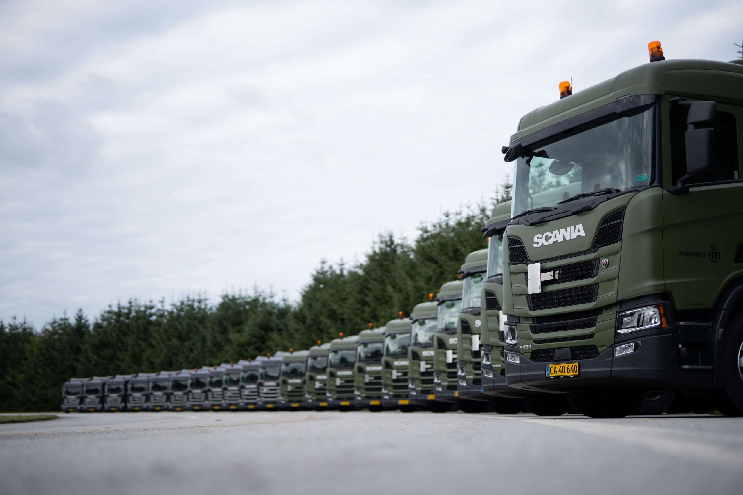 De første lastvogne leveret til Forsvaret 13 Bilparade 4 scaled
