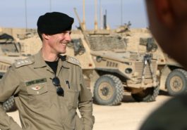 Prins Joachim er optaget på højt rangeret fransk militæruddannelse 9 Besog ved SECFOR 1