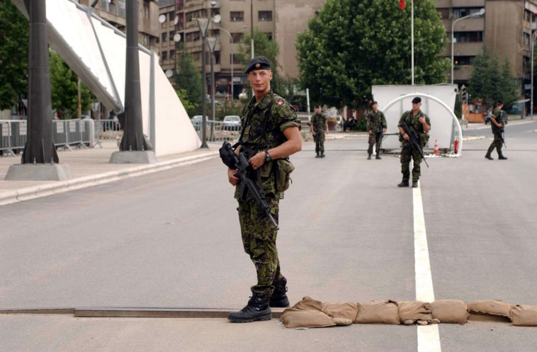 Regeringen var splittet: Var Danmark i krig i Kosovo? 1 DK SOLDAT på BROEN