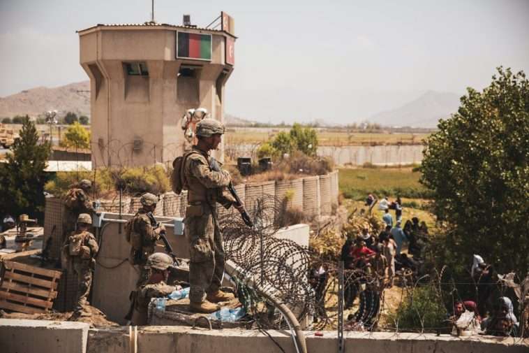 Amerikanske marinesoldater hjælper med sikkerheden ved evakueringskontrolpunkterne under evakueringen i Hamid Karzai International Airport, Kabul, Afghanistan, 20. august 2021. Foto: Staff Sgt. Victor Mancilla