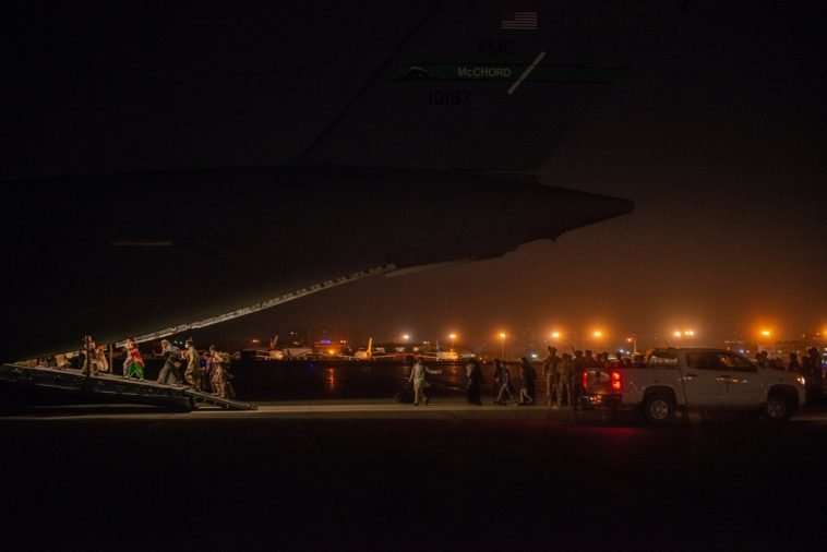 Afghanere boarder en USAF C-17 i Kabul_Foto Rune Dyrholm, Forsvaret