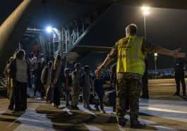 Flygtninge modtages i Islamabad Airport_Foto Rune Dyrholm, Forsvaret