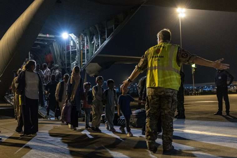 Flygtninge modtages i Islamabad Airport_Foto Rune Dyrholm, Forsvaret