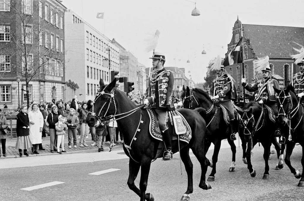 1988 - Gardehusarregimentets Hesteskadron eskorterer Storhertug Jean af Luxemborg igennem Københavns Centrum i 1988.H.K.H. Kongen som estandartløjtnant i Hesteskadronen. Foto: Forsvarsgalleriet