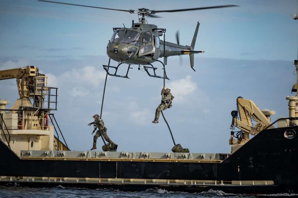 Frømandskorpset, og helikopterbesætningerne fra Eskadrille 724 øver boarding af skib fra luften. Foto: C Sundsdal 2022